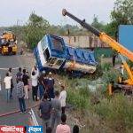उदगाव बायपासवर पेट्रोलचा टँकर उलटला, १० हजार लिटर पेट्रोल सांडले….